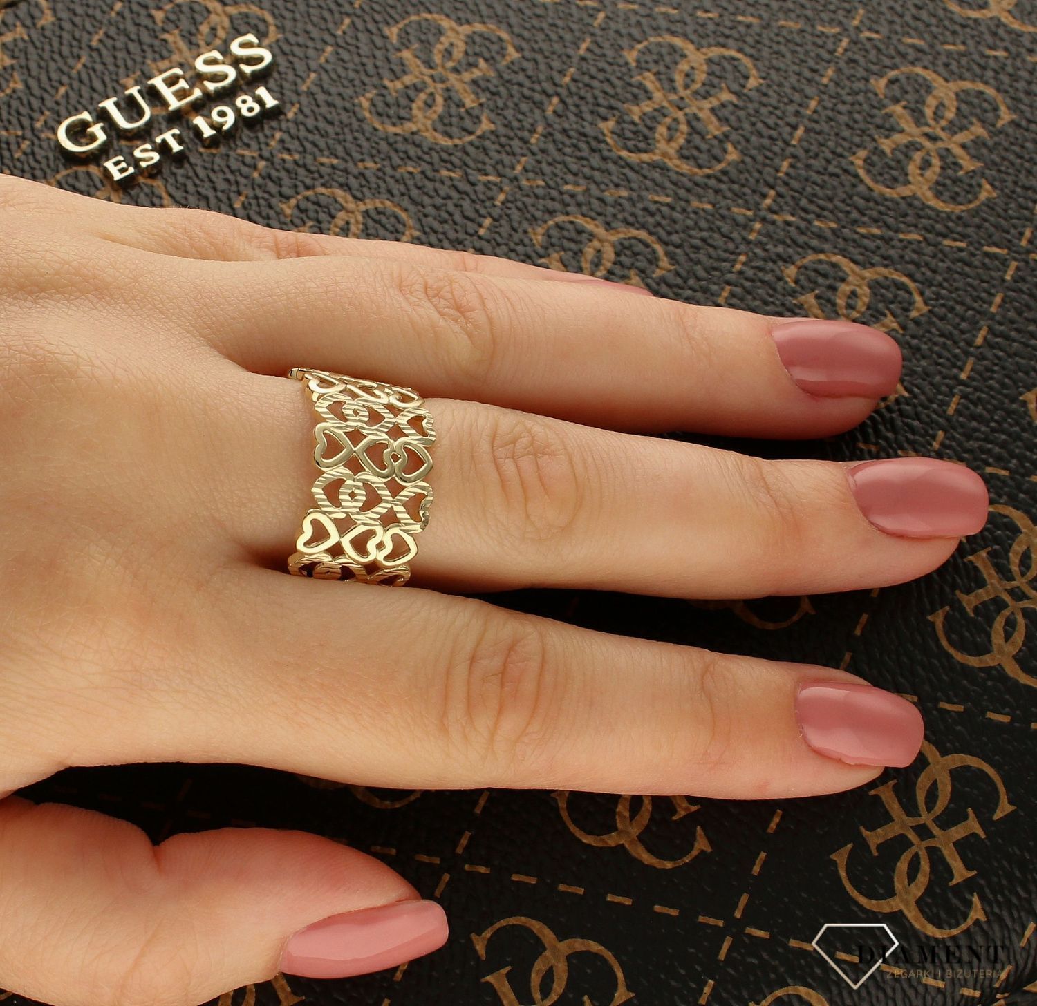 Złoty pierścionek szeroka obrączka z sercami PI 5723 (1).jpg